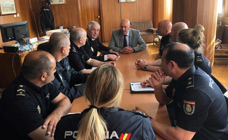 El Delegado del Gobierno visita la Comisaría de Policía Nacional de Torrelavega