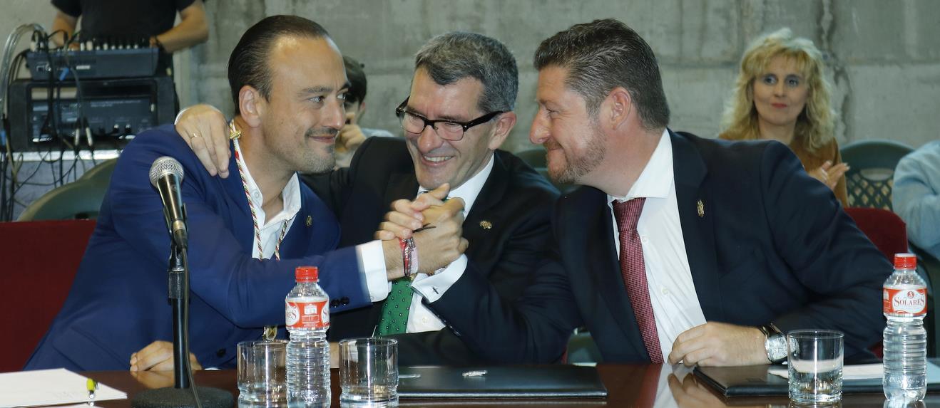 Javier López Estrada Alcalde recibe la felicitación de Pedro Pérez Noriega y Jesús Sánchez (FOTO: (C) ESTORRELAVEGA / DAVID LAGUILLO, 15 de junio de 2019