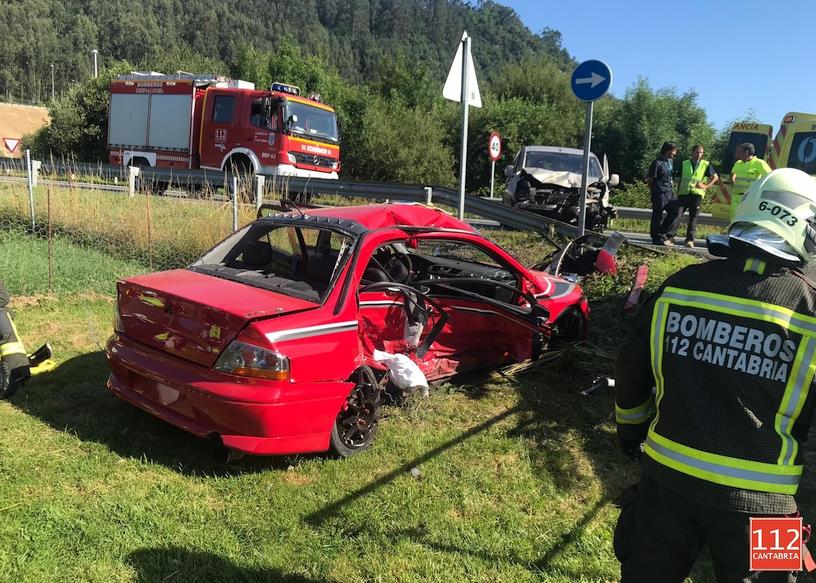 Colisión frontal de un vehículo y una furgoneta en la N-611 a la altura de Barros