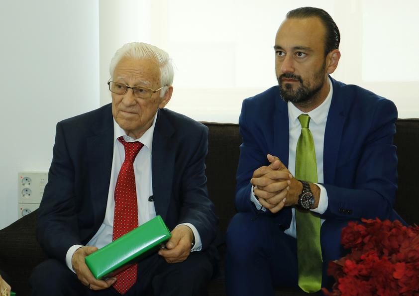  El Alcalde Javier López Estrada recibe al Padre Ángel, que presentó en Torrelavega su libro “Un mundo mejor es posible”