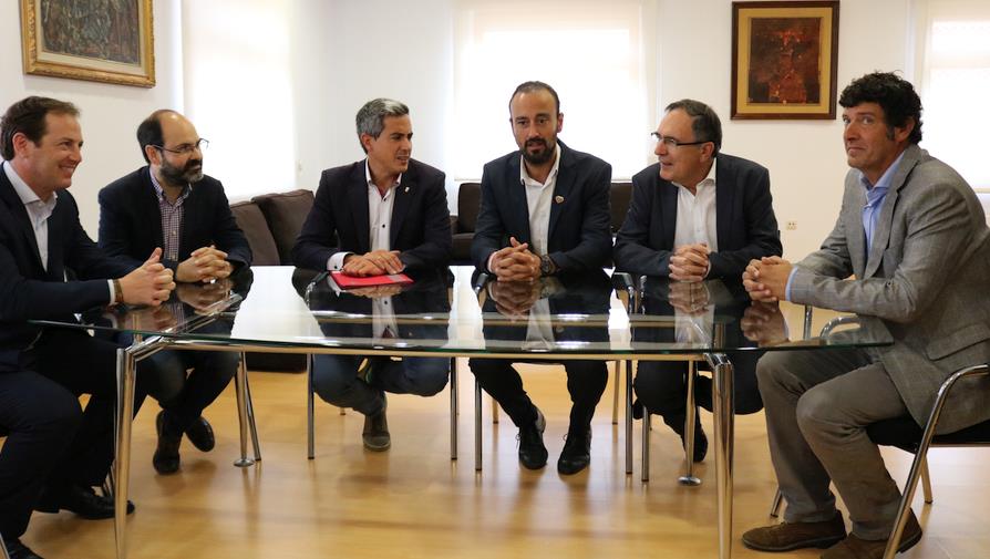 Zuloaga anuncia la convocatoria del concurso de ideas para la rehabilitación de La Lechera en Torrelavega