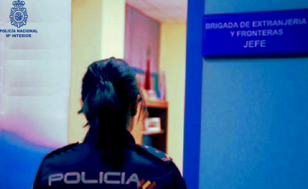  La Policía Nacional detiene en Torrelavega a una mujer por estafar 25.000 euros a inmigrantes