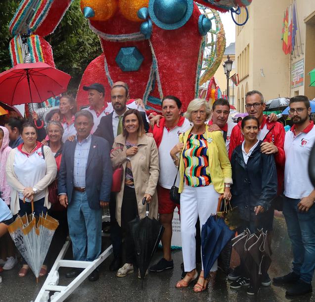 La carroza “F2 CIBER”, de Francis 2, gana la Gala Floral de Torrelavega, pese a no poder desfilar por la lluvia