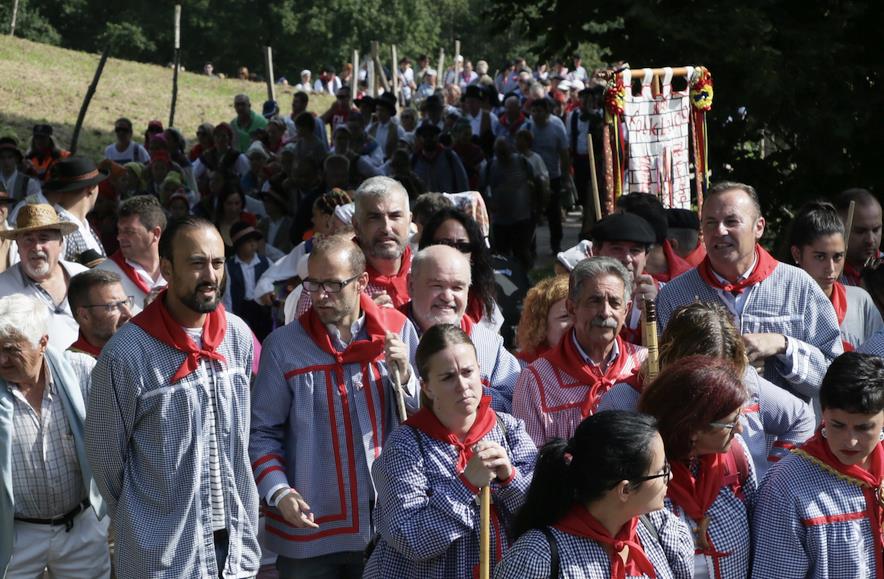 Tradicional subida en albarcas con motivo de San Cipriano