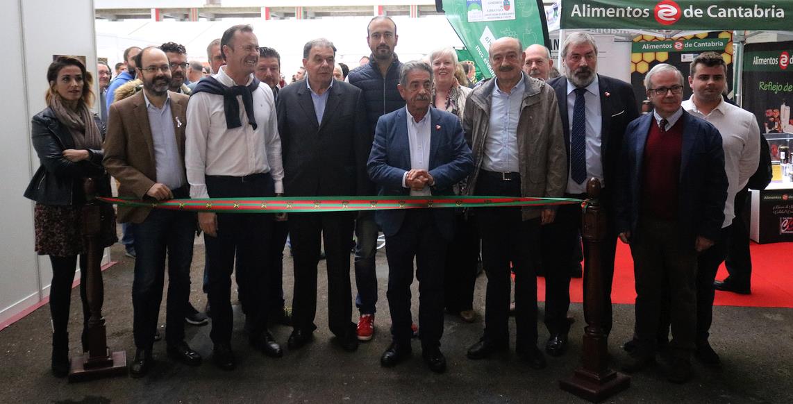 Revilla inaugura la XI Feria Nacional Apícola de Cantabria