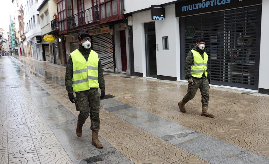 La infantería patrulla Torrelavega