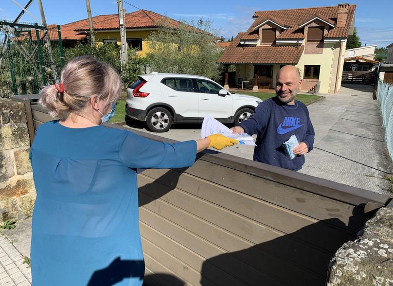  Concejales de Polanco inician el reparto puerta a puerta de 18.000 mascarillas entre los vecinos