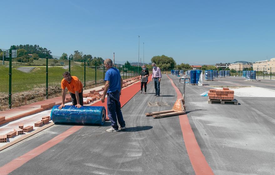  El Ayuntamiento de Polanco retoma la colocación del pavimento de la pista de atletismo de Requejada
