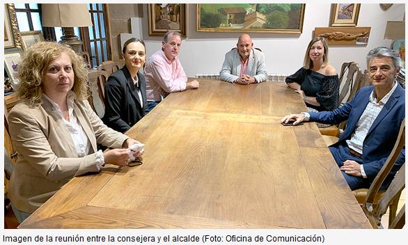  María Sánchez se reúne con el alcalde de Santillana del Mar para analizar la reactivación de la economía local tras la crisis sanitaria