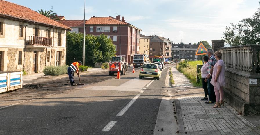  Iniciadas las obras de reparación del firme en la travesía de la N-611 en Requejada