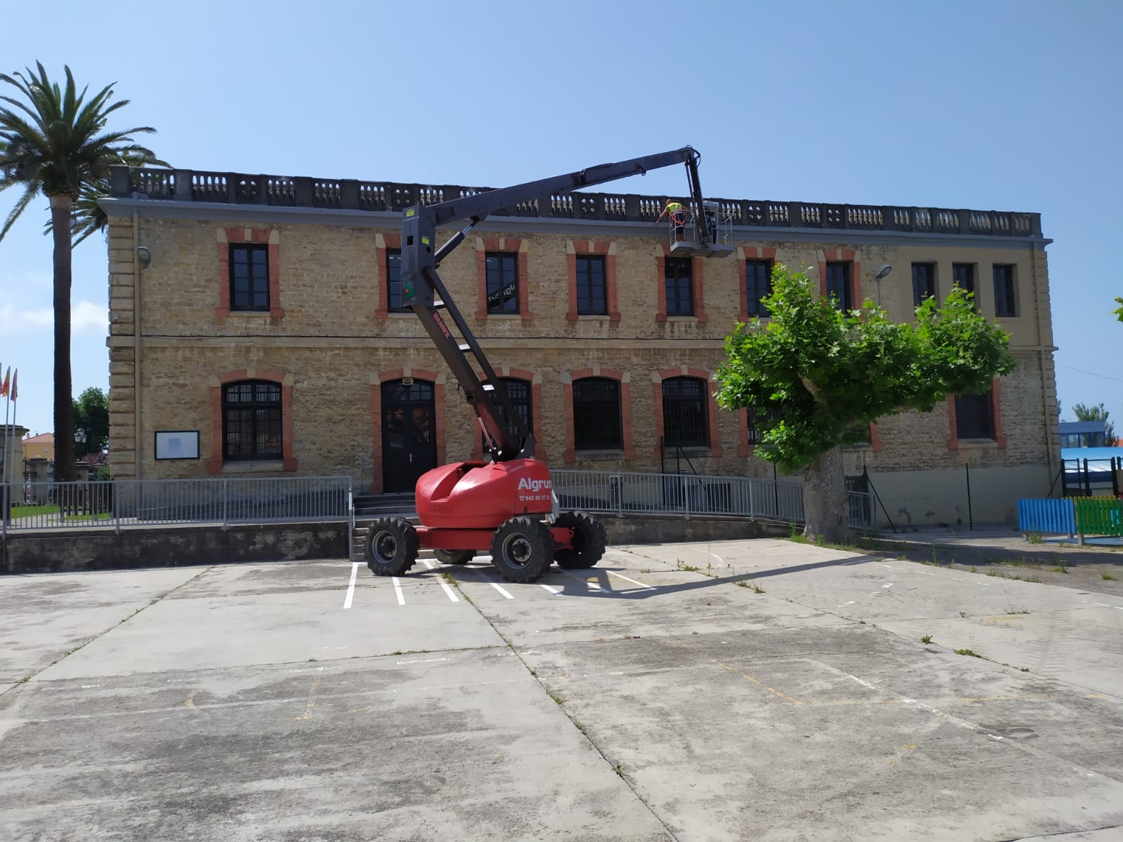  Finalizan varias obras de mejora y mantenimiento en el colegio de Suances