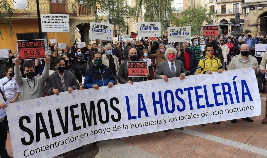  Cientos de personas apoyan las protestas de la hostelería en Torrelavega