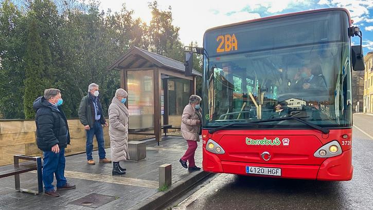  Alcaldes consideran que la llegada del Torrebus a Polanco es «un día muy importante para la movilidad en la comarca del Besaya»