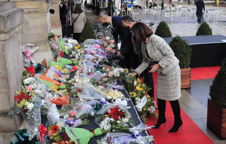  Torrelavega realiza una ofrenda floral en recuerdo de quienes nos dejaron por la pandemia, como último acto del 125 aniversario