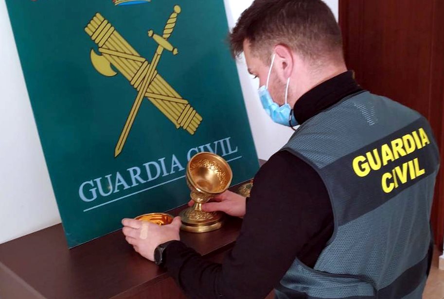  La Guardia Civil detiene a los presuntos autores del robo en la iglesia de Hinojedo
