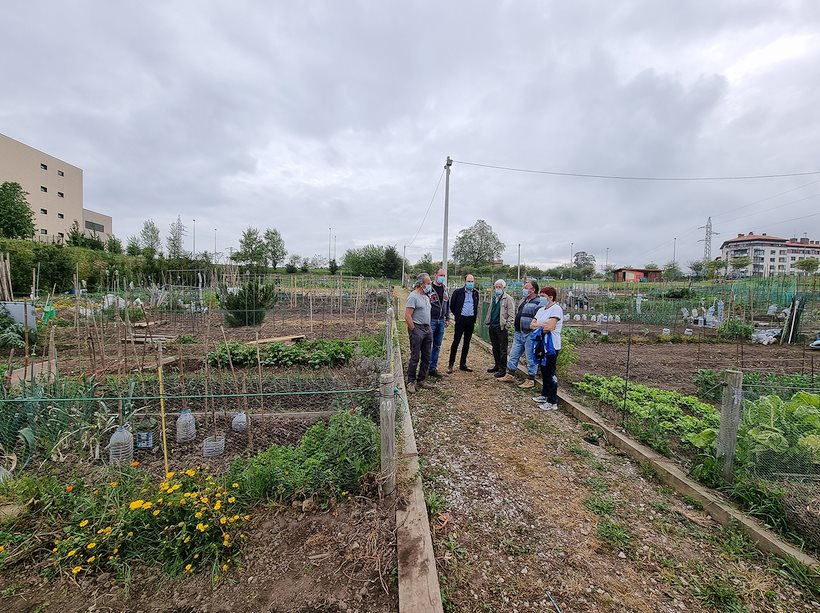  El Ayuntamiento pinta las casetas de los Huertos Urbanos y habilita una nueva entrada en Mies de Vega