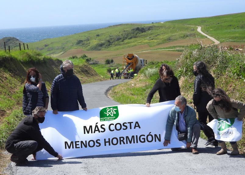  Ecologistas y EQUO denuncian el hormigonado de caminos rurales costeros en Ubiarco