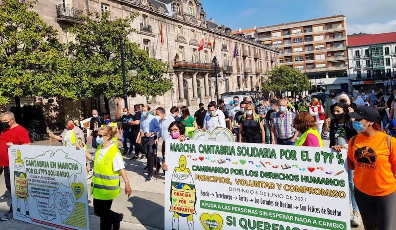  La marcha “Cantabria Solidaria por el 0,77 %” pasó por Torrelavega