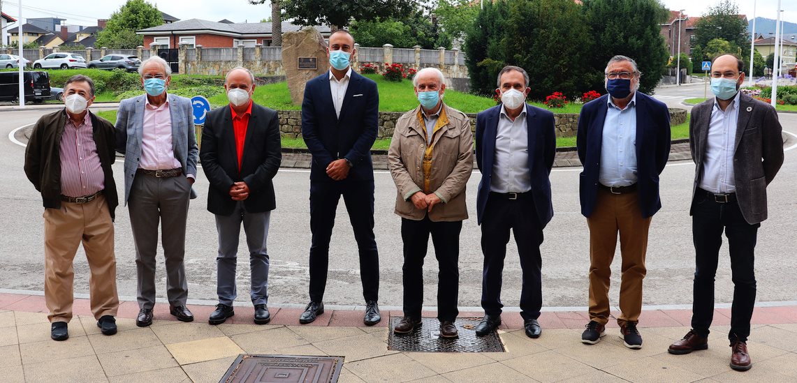  Torrelavega celebra los 25 años del Grupo Quercus con una placa en la rotonda de la Granja Poch