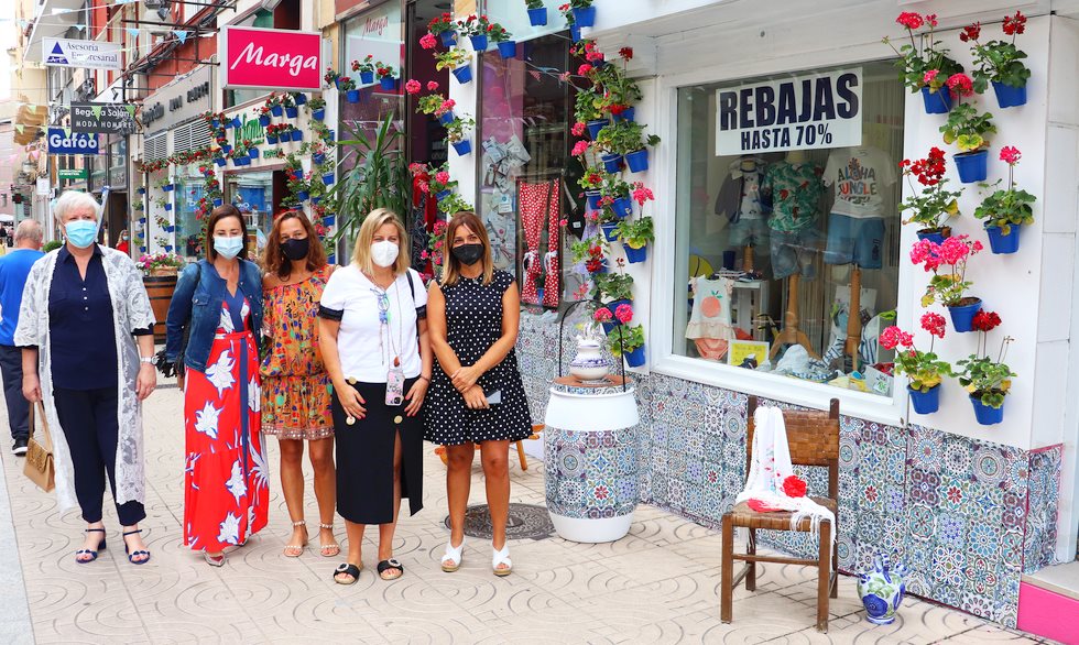  Comercios de tres calles del centro compiten por el mejor «Escaparate compartido» de Torrelavega