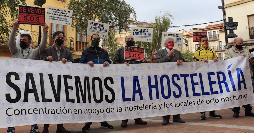 Imagen de una concentración con el lema "Salvemos la hostelería" - (C) Foto: David Laguillo