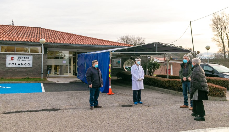 Fotografía: La alcaldesa de Polanco y concejales en una reciente visita al centro de salud para entrevistarse con su coordinadora