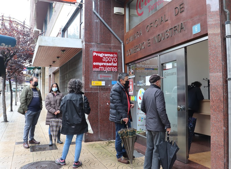 En la imagen cola a primera hora para conseguir Bonos39300