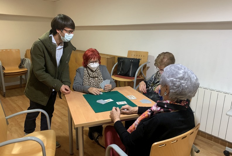 En la imagen el concejal de Mayores Borja Sainz asiste a una partida de cartas de varias mujeres  - Torrelavega comienza la reapertura paulatina de los Centros de Mayores