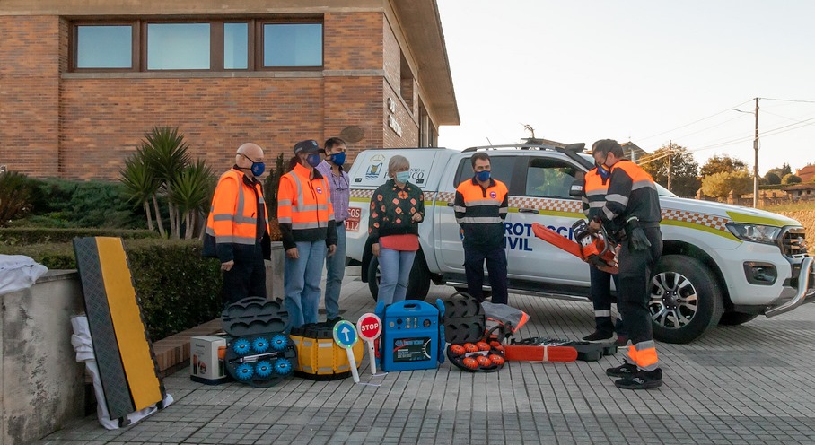 La alcaldesa de Polanco, el concejal de Protección Civil y varios voluntarios muestran el nuevo vehículo 'pick up' y el material incorporado a la agrupación