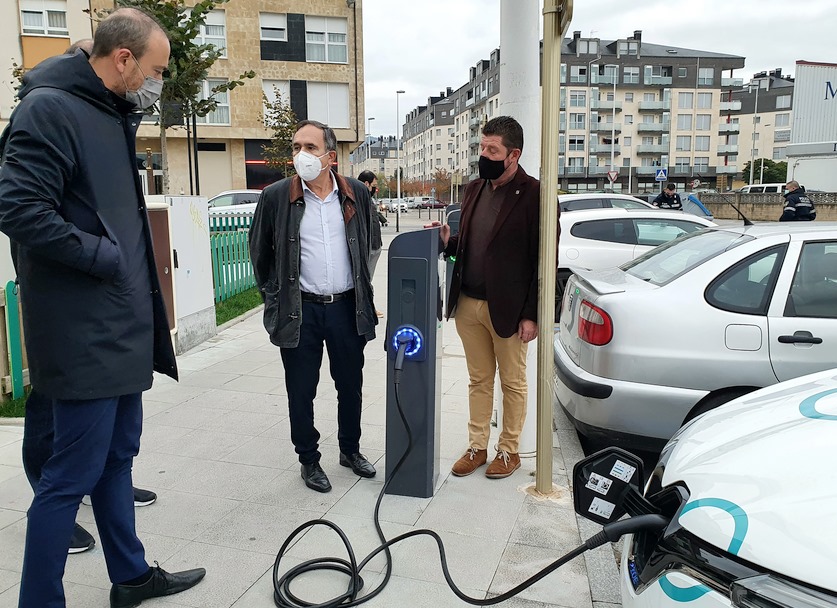 Torrelavega estrena ocho puntos de recarga de vehículos eléctricos en la Plaza de las Nuevas Tecnologías