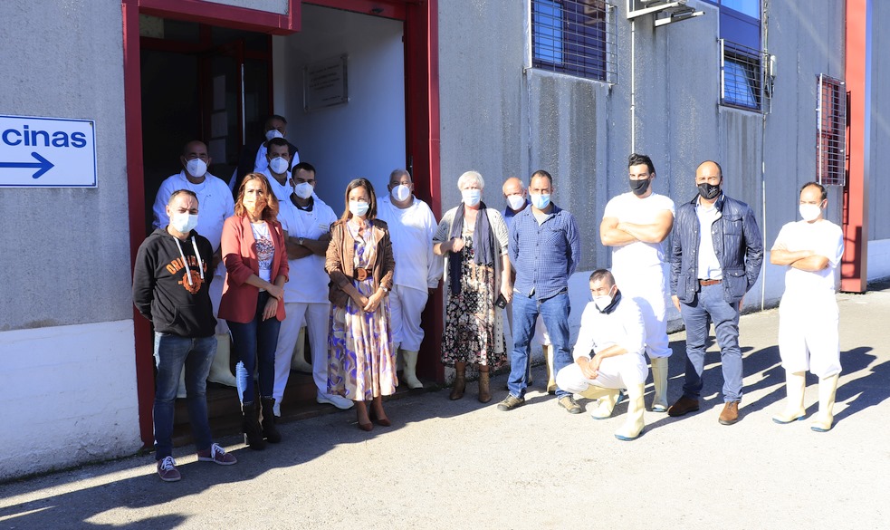 En la imagen de noviembre de 2020 los concejales de la oposición visitaron el Matadero y a los trabajadores de esta instalación