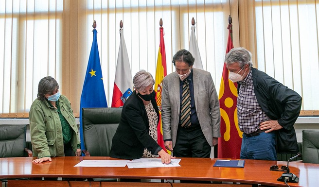 La alcaldesa y el consejero de Obras Públicas, José Luis Gochicoa, revisan sobre plano la obra del nuevo vial de Requejada ﻿