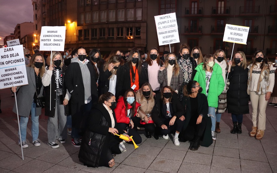 150 personas se concentran para defender los puestos de trabajo en ZARA Torrelavega