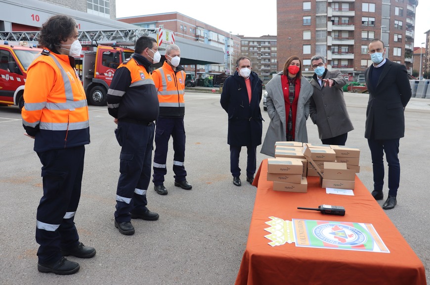 Protección Civil de Torrelavega estrena un nuevo vehículo y emisoras