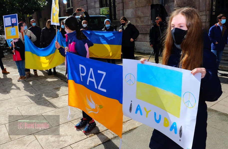 En la imagen una concentración a favor de Ucrania en Torrelavega - (C) Foto: David Laguillo