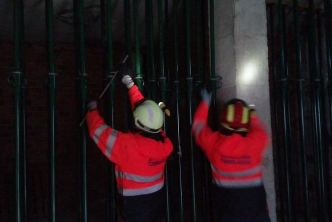 En la imagen los bomberos de Torrelavega ajustan los puntales (C) David Laguillo