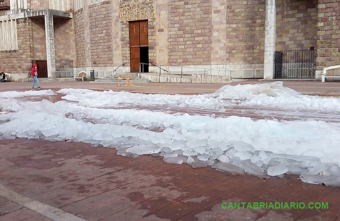 En la imagen el hielo que permaneció varios días sin recoger y originó un grave destrozo en las baldosas de la plaza