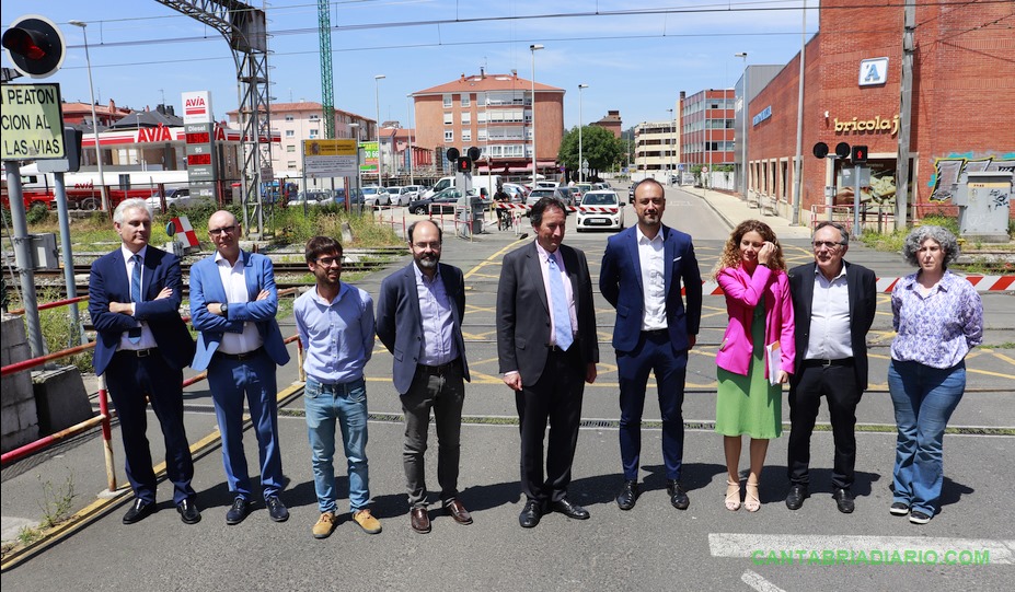 En la imagen los políticos posan en el característico paso a nivel del Paseo del Niño, que desaparecería si el soterramiento se llega a realizar