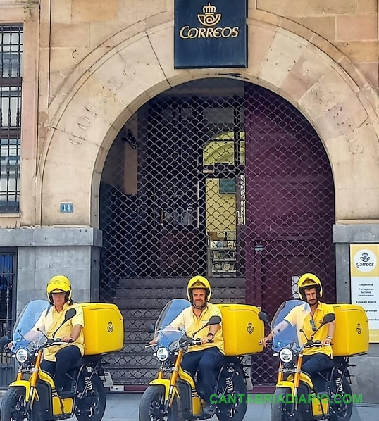  Correos incorpora tres motos eléctricas para los carteros de Torrelavega