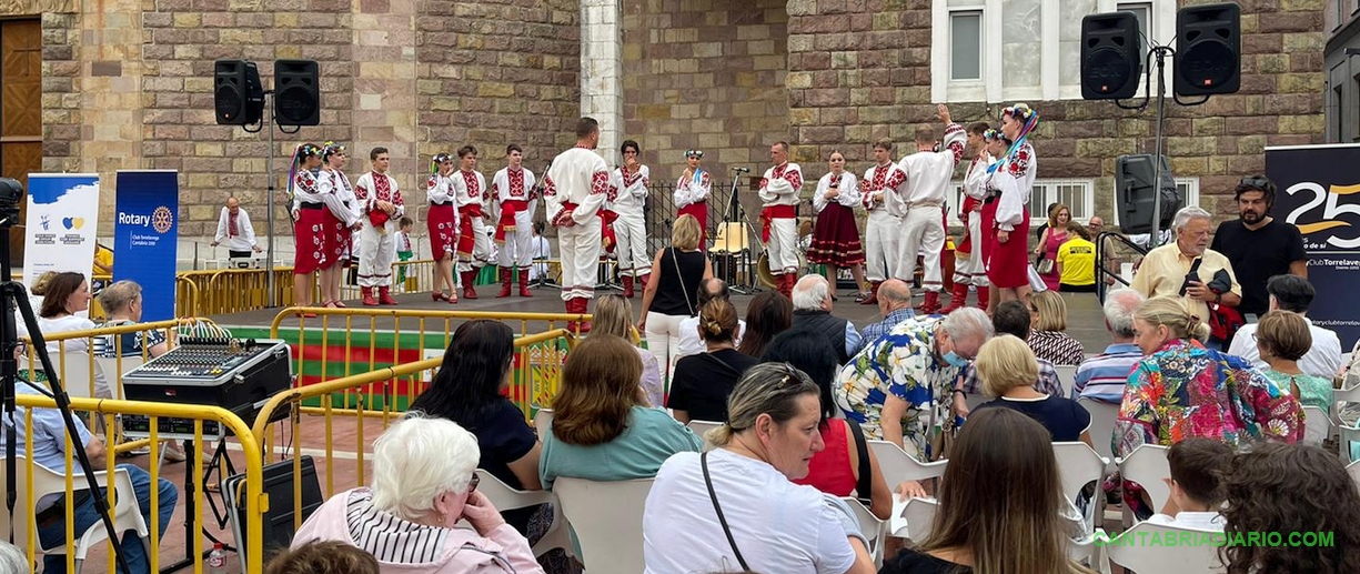  Rotary Club Torrelavega organizó una muestra del grupo folclórico ucraniano Horlychka