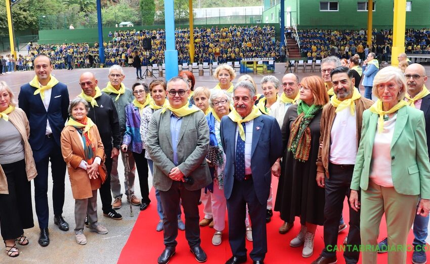  Revilla reconoce la historia de éxito del colegio El Salvador de Barreda en la celebración de su 40 aniversario