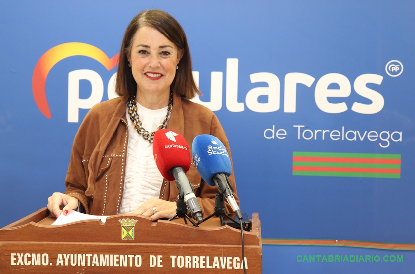 Marta Fernández-Teijeiro - El PP pide al alcalde el relevo de la concejala responsable del área de Servicios Sociales (C) Foto: David Laguillo