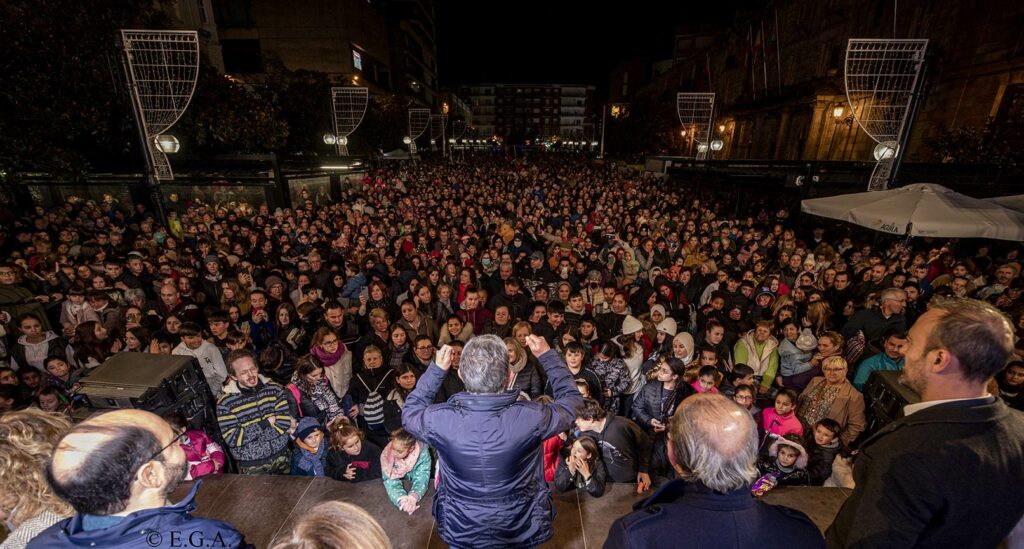 Torrelavega se llena de luz y espíritu navideño - Foto de la inauguración del alumbrado de Navidad el viernes 2 de diciembre - Foto cortesía de Enrique Gutiérrez Aragón