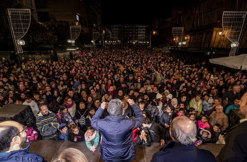 Torrelavega se llena de luz y espíritu navideño - Foto de la inauguración del alumbrado de Navidad el viernes 2 de diciembre - Foto cortesía de Enrique Gutiérrez Aragón