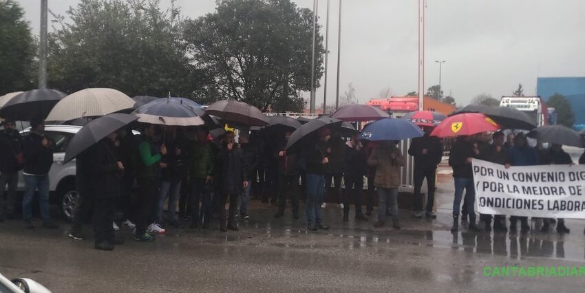 Trabajadores de ASPLA protestan por el 'bloqueo empresarial' en la negociación colectiva