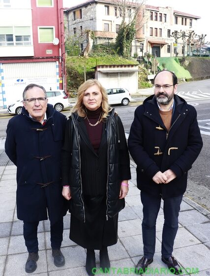 En la imagen José Manuel Cruz Viadero, Noelia Cobo y José Luis Urraca frente al cuartel de la Guardia Civil en Torrelavega