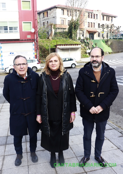 En la imagen José Manuel Cruz Viadero, Noelia Cobo y José Luis Urraca frente al cuartel de la Guardia Civil en Torrelavega