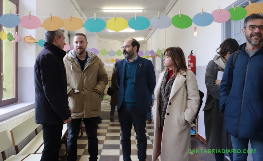 Zuloaga visita el CEIP Menéndez Pelayo de Torrelavega donde se desarrolla el proyecto "Escuelas sin racismo"