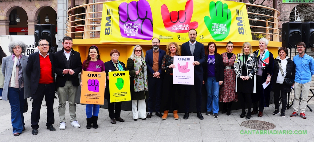 En la imagen el alcalde Javier López Estrada, la concejala de Igualdad Patricia Portilla y el resto de autoridades y mujeres posan con el cartel del 8M en la Plaza Mayor