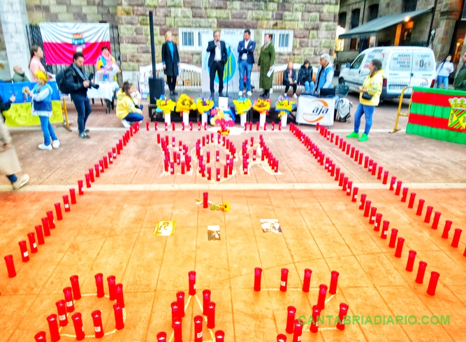 Paz, velas y flores: Torrelavega recuerda a las víctimas de Ucrania